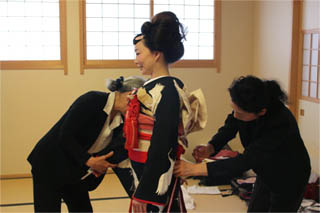 写真: 花嫁の着付け