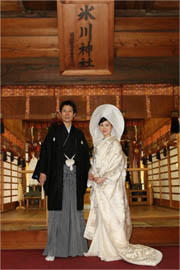 写真: 新郎と白無垢花嫁